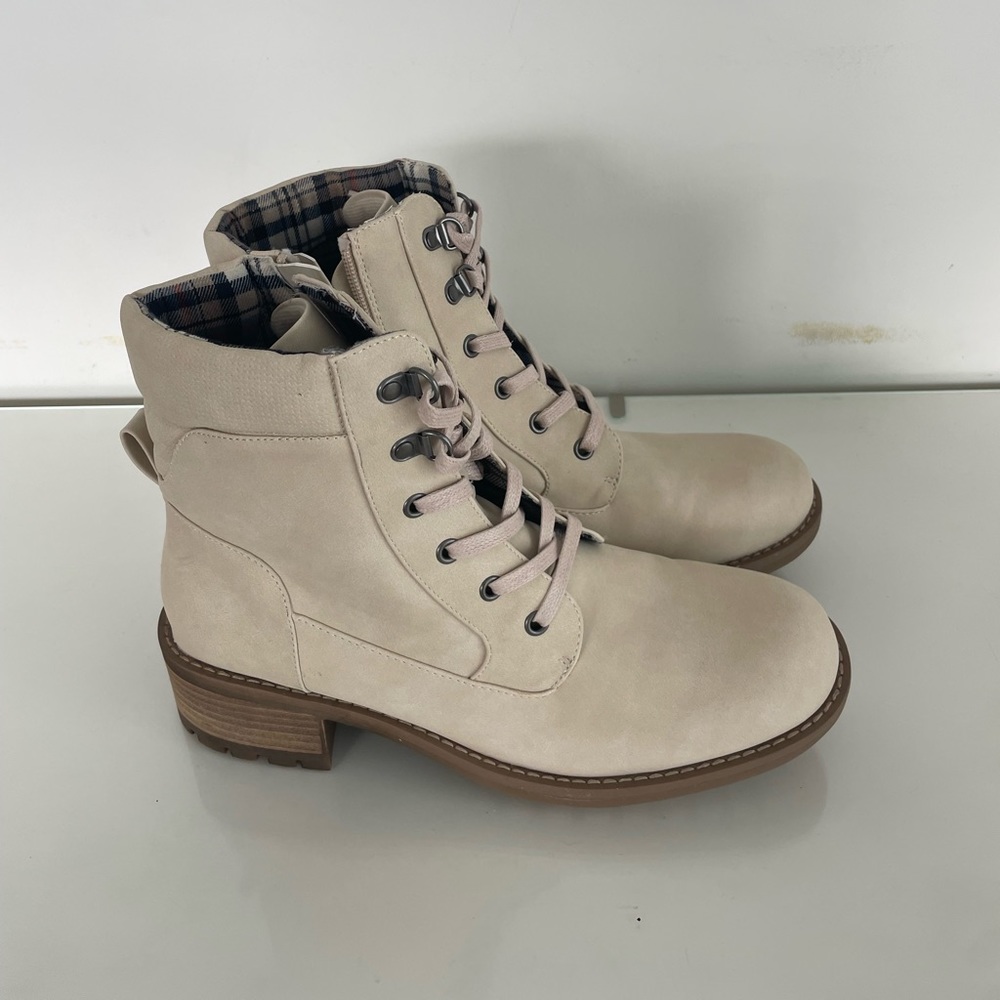 Never worn off white Crown Vintage boots from The Shoe Company.